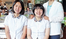 정미옥관장(시온식품여고 교사), 시온입사생 박현지, 박예지 자매