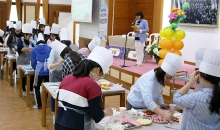 [중부지역 여학생요리대회] 요리 만들기에 집중하는 중