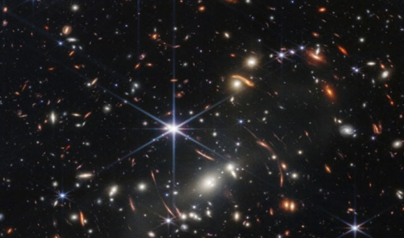 135억년 전 빛을 담은 ‘제임스 웹 우주망원경’ 사진