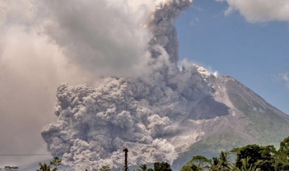 인도네시아 또 화산 폭발…화산재 3km 높이까지 솟구쳤다