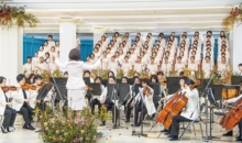 “그 크신 권능과 은혜를 찬양해”