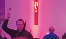 드라큘라 복장으로 예식 집전한 독일 사제