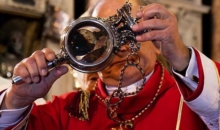 [나침반] ‘가톨릭 성인의 피 액화 의식’  피 흔들어 액체로 변하면 기적으로 선언…이 자체가 검증 가능한 기적이 아님을 간접적으로 보여주는 것.