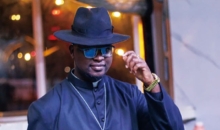 나이트클럽에서 설교하는 사제