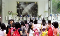 광주공원집회 사진을 보는 어린이들