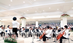 250명의 전국 여학생 합창단과 시온오케스트라의 협연