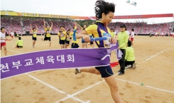 800m 계주, 결승선 테잎을 끊고 있는 청군 계주 선수