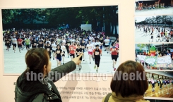 맛길 전시장에 전시된 마라톤 걷기 대회 사진전